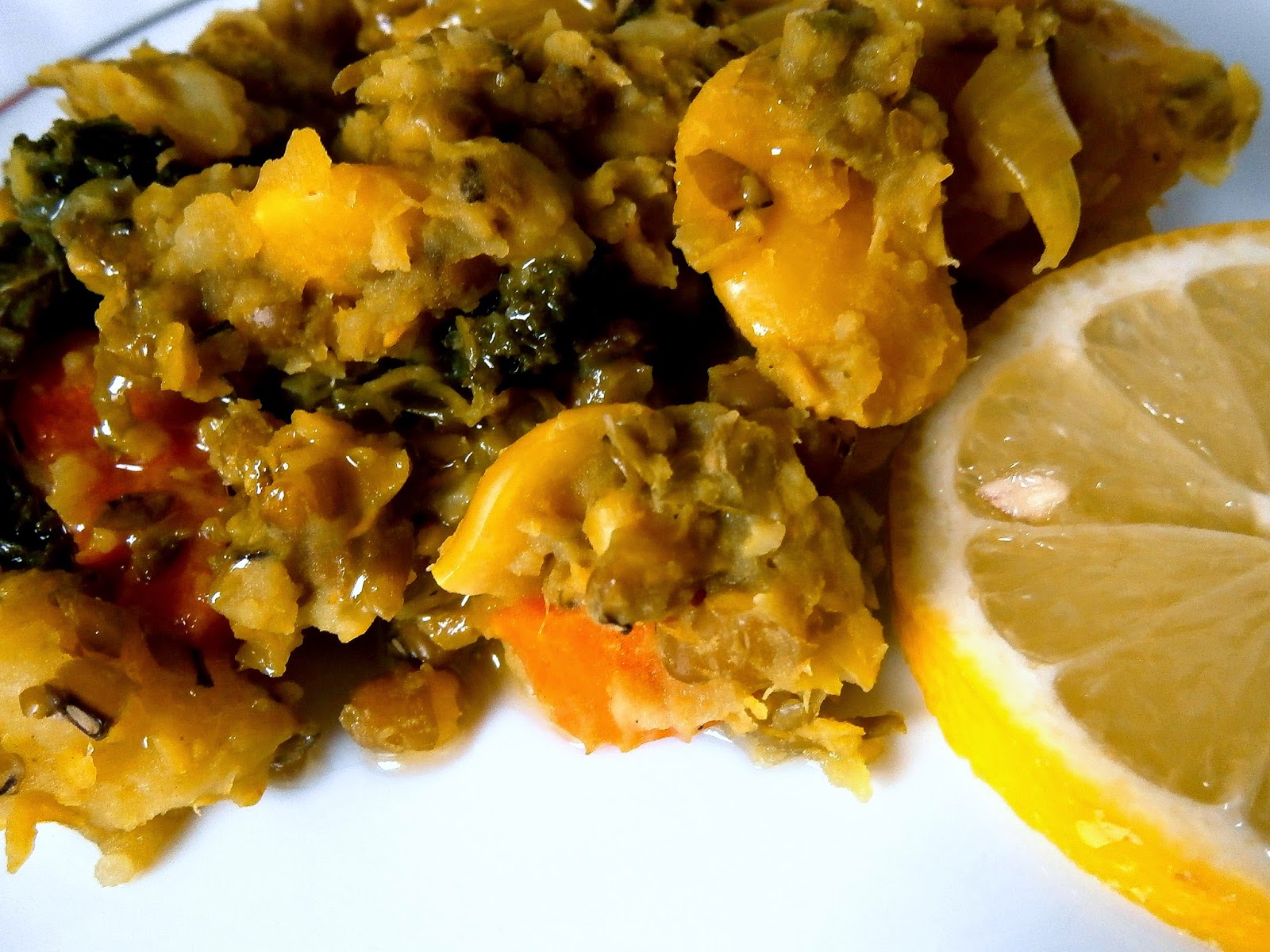 Plat mijoté à la sauce jaune curry avec légumes verts et carottes, garni de tranches de citron